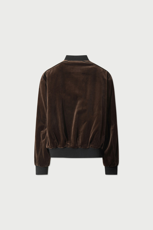 VASSILY (바실리) 벨벳 블루종 재킷은 가을과 겨울, 당신의 스타일을 완성할 아우터입니다. 남녀 모두 착용 가능하며, 클래식하고 미니멀한 스타일을 추구하는 분들께 추천합니다. 부드러운 촉감의 벨벳 소재와 안감 아세테이트의 조화가 고급스러운 착용감을 선사합니다. 무지 디자인에 버튼 여밈 방식으로 간결함을 더했으며, 레귤러핏과 크롭 기장으로 세련된 핏을 연출합니다. 데이트룩, 모임룩, 연말 모임룩 등 다양한 TPO에 활용하여 시크한 스타일을 완성해보세요.
