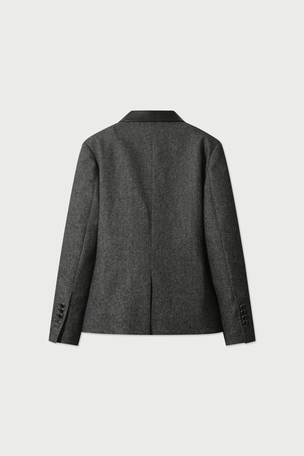 울만 멜란지 SET-UP 블레이저는 남성용 아우터로, 가을과 겨울에 착용하기 좋습니다. 다크 그레이와 멜란지 컬러로 출시되었으며, 스타일리시하면서도 클래식한 분위기를 연출합니다. 싱글 핏에 투 버튼 여밈 방식, 레귤러 기장의 싱글 블레이저로, 오피스룩, 비즈니스 캐주얼, 출근룩 등 다양한 TPO에 활용할 수 있습니다. 모, 폴리에스터, 아크릴, 견 등의 혼방 소재로 제작되어 고급스러운 촉감을 선사하며, 양옆 포켓이 있어 실용성을 더합니다. 미니멀하고 시크한 스타일을 선호하는 남성분들께 추천합니다.
