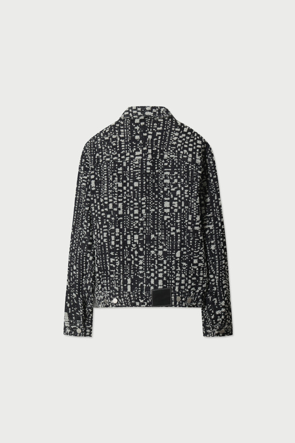 SSLOFISPE (에스에스엘로피스페) 멜란지 트러커 재킷은 남녀 모두 착용 가능한 캐주얼하고 베이직한 스타일의 아우터입니다. 가을과 겨울에 적합하며, 중간 두께감의 면과 폴리에스터 혼방 소재로 제작되어 편안한 착용감을 선사합니다. 멜란지 컬러와 자가드 패턴이 특징이며, 레귤러핏과 버튼 여밈 방식으로 클래식한 매력을 더합니다. 출근룩과 모임룩 모두에 활용 가능하며, 레이어드하여 다양한 스타일을 연출할 수 있습니다.
