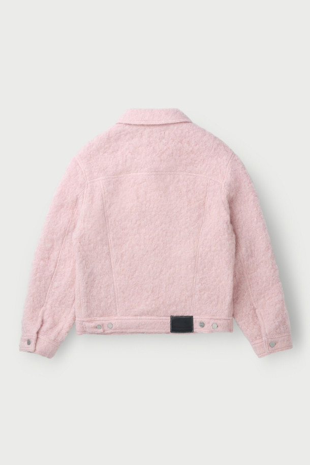 LOFISPE2 (로피스페2) 헤어리 트러커 재킷은 부드러운 촉감의 헤어리 원단으로 제작되어 가을, 겨울 시즌에 따뜻하게 착용하기 좋은 아우터입니다. 스카이블루와 핑크 두 가지 색상으로 출시되었으며, 캐주얼 스타일을 연출하기에 적합합니다. 레귤러핏에 크롭 기장으로 디자인되어 트렌디한 감각을 더했습니다. 모, 폴리에스터, 아크릴 혼방 소재에 면 안감으로 편안한 착용감을 선사합니다. 버튼 여밈 방식의 무지 디자인으로 미니멀하고 클래식한 분위기를 연출할 수 있습니다.
