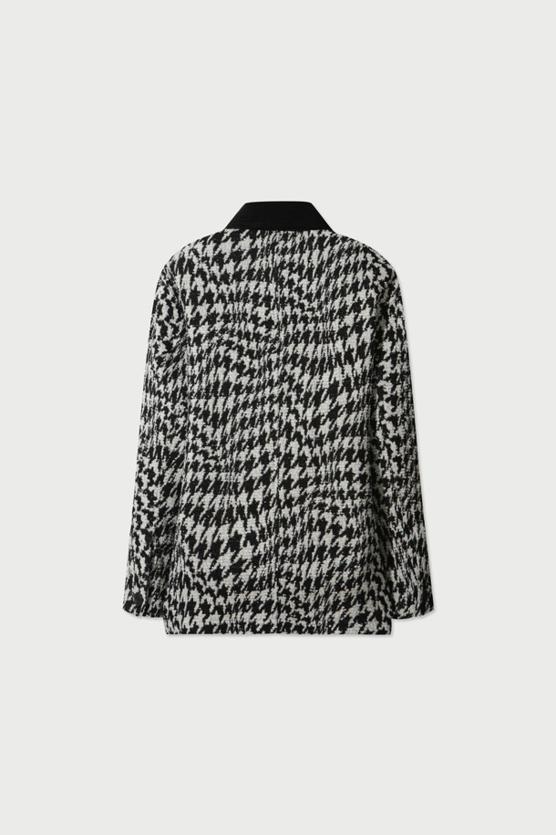 PIERINO(피에리노) 코듀로이 카라 하운드 투스 재킷은 가을과 겨울에 어울리는 아우터입니다. 블랙과 화이트 컬러의 하운드 투스(하운드) 패턴으로 클래식한 스타일을 연출하며, 출근룩, 오피스룩, 모임룩에 적합합니다. 면, 아크릴, 폴리에스터, 나일론, 코듀로이 소재로 제작되어 부드러운 촉감을 선사합니다. 레귤러핏에 버튼 여밈 방식, 카라 디자인, 긴소매 기장으로 세련된 셔켓 스타일을 완성합니다. 미니멀하고 시크한 분위기를 선호하는 분들께 추천합니다.
