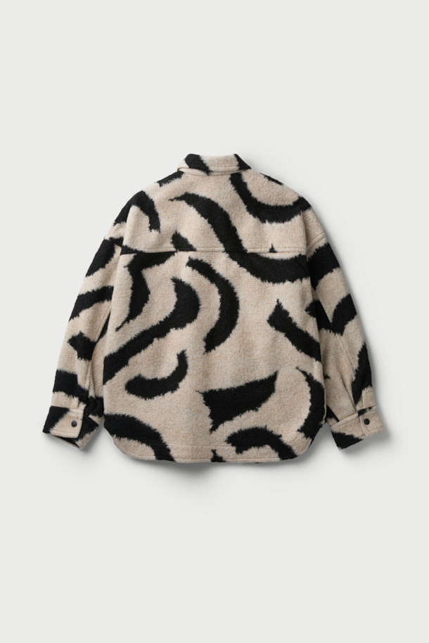 MOFUSPE(모푸스페) 지브라 ZIP-UP 셔켓은 가을, 겨울 시즌 남성들을 위한 캐주얼 셔켓입니다. 오버핏 디자인에 베이지, 블랙 두 가지 색상으로 출시되었으며, 지브라 패턴이 돋보이는 유니크한 스타일을 연출합니다. 두꺼운 두께감과 부드러운 촉감의 폴리에스터, 아크릴, 모 혼방 소재로 제작되어 따뜻하게 착용할 수 있습니다. 집업 스타일과 가슴 포켓 디테일이 실용성을 더하며, 데이트룩, 모임룩 등 다양한 TPO에 활용 가능합니다. 안감은 면으로 처리되어 편안한 착용감을 선사합니다.
