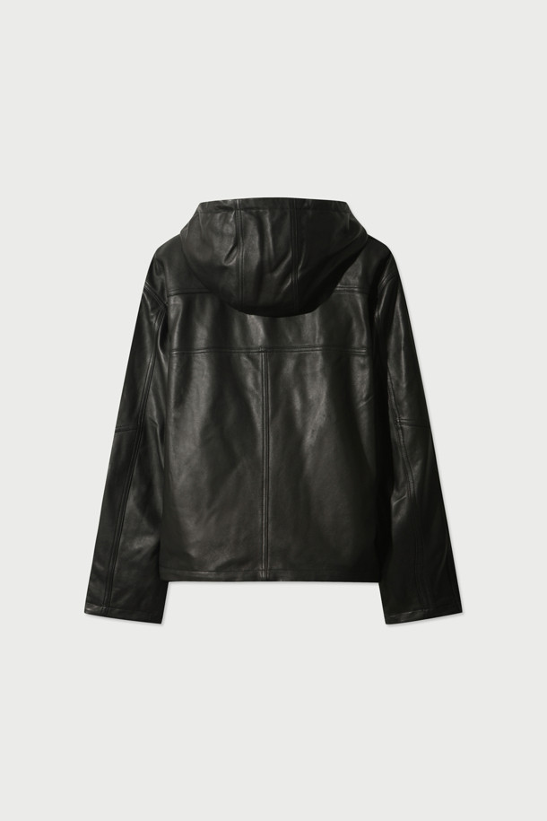 CEMAL(세말) 양가죽 울 본딩 후드 점퍼는 부드러운 양가죽과 울 소재를 사용하여 가을, 겨울철 따뜻함을 선사하는 후드 점퍼입니다. 블랙 컬러의 레귤러핏 디자인으로, 일상 및 출근룩에 모두 잘 어울리는 베이직하고 미니멀한 스타일을 연출합니다. 안감은 울 소재로 제작되어 보온성을 높였으며, 두꺼운 두께감으로 추운 날씨에도 든든하게 착용 가능합니다. 집업 스타일의 여밈 방식과 포켓 디테일이 실용성을 더하며, 클래식, 미니멀, 캐주얼 등 다양한 스타일을 소화할 수 있습니다.
