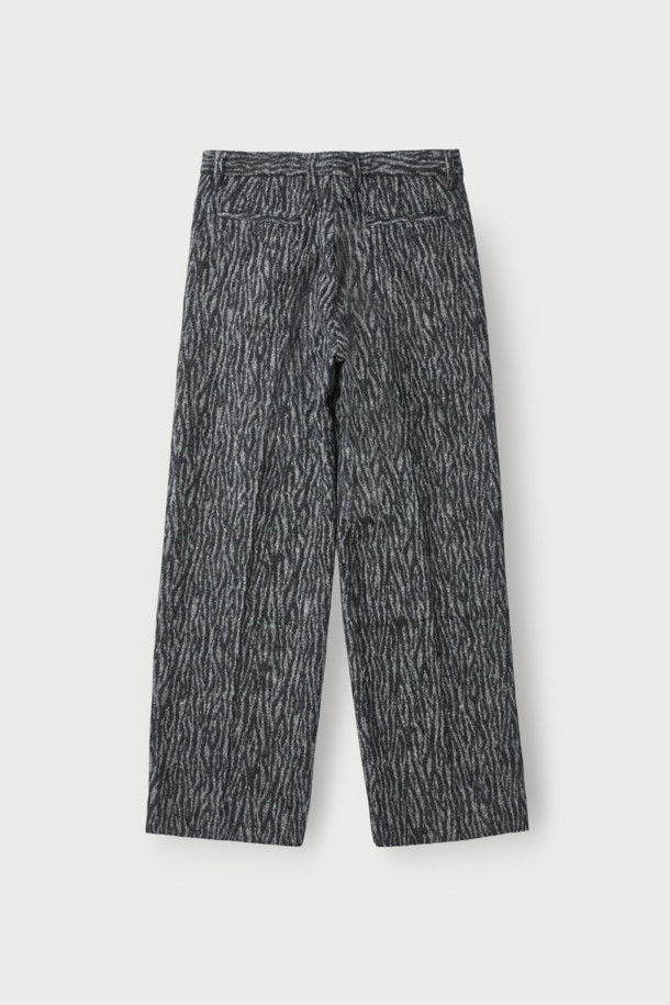 ZACCK(자크) 지브라 와이드 팬츠는 가을, 겨울 시즌에 어울리는 베이직 스타일의 와이드 핏 바지입니다. 블랙과 그레이 두 가지 색상으로 출시되어 다양한 상의와 손쉽게 매치할 수 있습니다. 아크릴, 폴리에스터, 모, 알파카 혼방 소재로 제작되어 따뜻하고 편안한 착용감을 선사합니다. 지브라 패턴으로 포인트를 더해, 클래식, 미니멀, 캐주얼 등 폭넓은 스타일을 소화하며 출근룩, 모임룩으로 활용하기 좋습니다.
