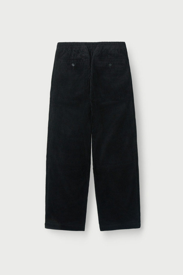 "VITTORE(비토레) 코듀로이 밴딩 와이드 팬츠"는 부드러운 코듀로이 소재와 면 혼방으로 제작되어 편안한 착용감을 선사합니다. 허리 밴딩 디자인으로 활동성을 높였으며, 와이드핏으로 트렌디한 스타일을 연출합니다. 베이직하고 캐주얼한 무드로 다양한 상의와 매치하기 좋으며, 가을, 겨울 시즌에 따뜻하게 즐겨 입을 수 있습니다. 블랙 색상으로 어떤 룩에도 고급스럽게 잘 어울리는 데일리 팬츠입니다.
