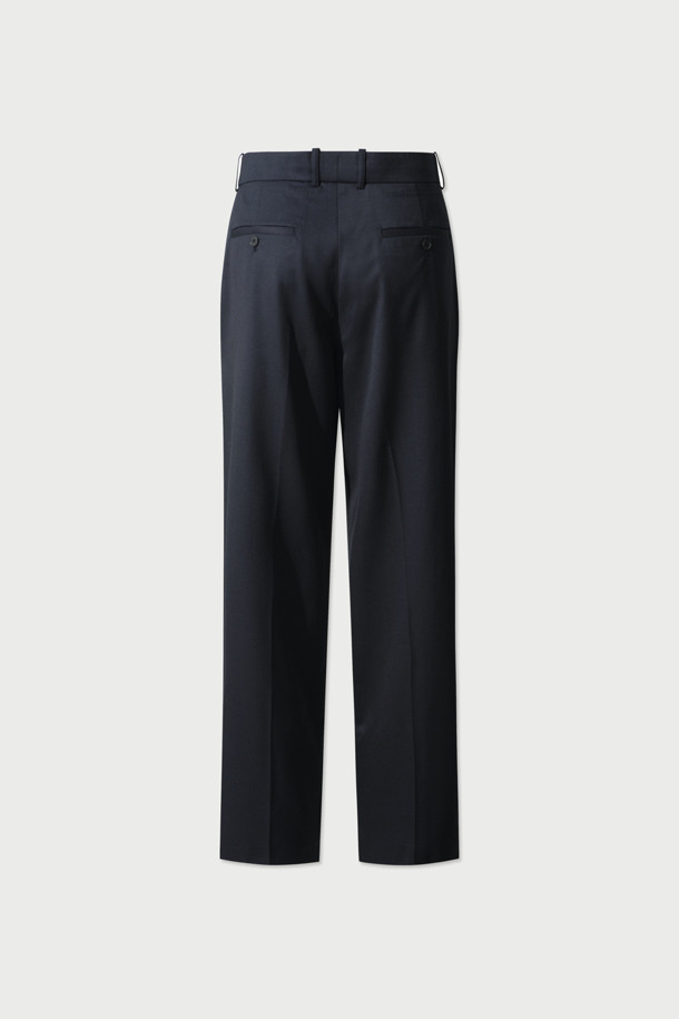 미르고 울 핀턱 와이드 팬츠는 가을, 겨울 시즌에 어울리는 네이비 컬러의 울 팬츠입니다. 모던한 스타일의 이 바지는 와이드핏으로 편안하면서도 세련된 실루엣을 연출합니다. 핀턱 디테일이 더해져 클래식, 미니멀, 시크한 스타일을 선호하는 분들께 적합하며, 출근룩, 오피스룩, 겨울 데일리룩으로 활용하기 좋습니다. 면 안감으로 부드러운 착용감을 제공하며, 밴딩 없이 깔끔하게 떨어지는 디자인입니다.
