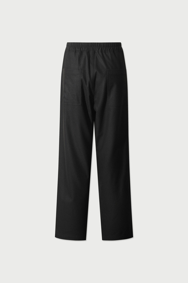 레이안 울 밴딩 와이드 팬츠는 가을, 겨울 시즌을 위한 베이직 스타일의 울 와이드 팬츠입니다. 블랙과 그레이 두 가지 색상으로 출시되었으며, 출근룩, 겨울 데일리룩, 오피스룩 등 다양한 TPO에 활용하기 좋습니다. 허리 밴딩 디테일과 와이드 실루엣으로 편안한 착용감을 제공하며, 면 안감으로 부드러운 촉감을 더했습니다. 클래식, 미니멀, 시크 스타일을 즐겨 입는 분들께 추천하며, 울, 폴리에스터, 레이온, 나일론, 폴리우레탄 등 혼방 소재로 제작되었습니다.
