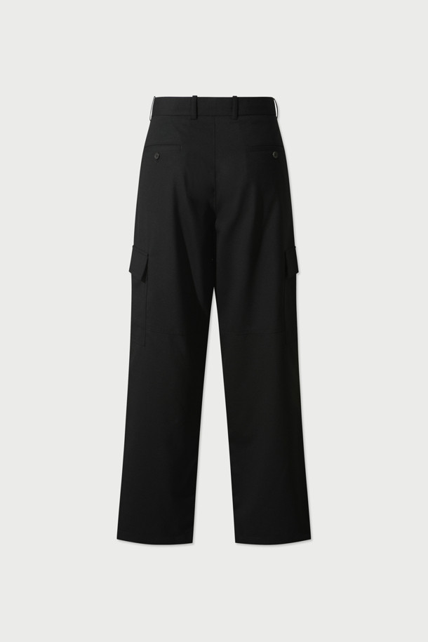 WADI(와디) 와이드 카고 팬츠는 캐주얼 및 미니멀 스타일을 모두 아우르는 블랙 컬러의 긴 기장 카고 팬츠입니다. 폴리에스터, 모, 폴리우레탄 혼방 소재로 제작되어 편안한 착용감과 활동성을 제공하며, 와이드핏 디자인으로 트렌디한 스타일을 연출합니다. 신축성이 있어 편안하게 움직일 수 있으며, 무지 패턴으로 다양한 상의와 쉽게 매치할 수 있습니다. 일상복으로 활용하기 좋은 실용적인 아이템입니다.
