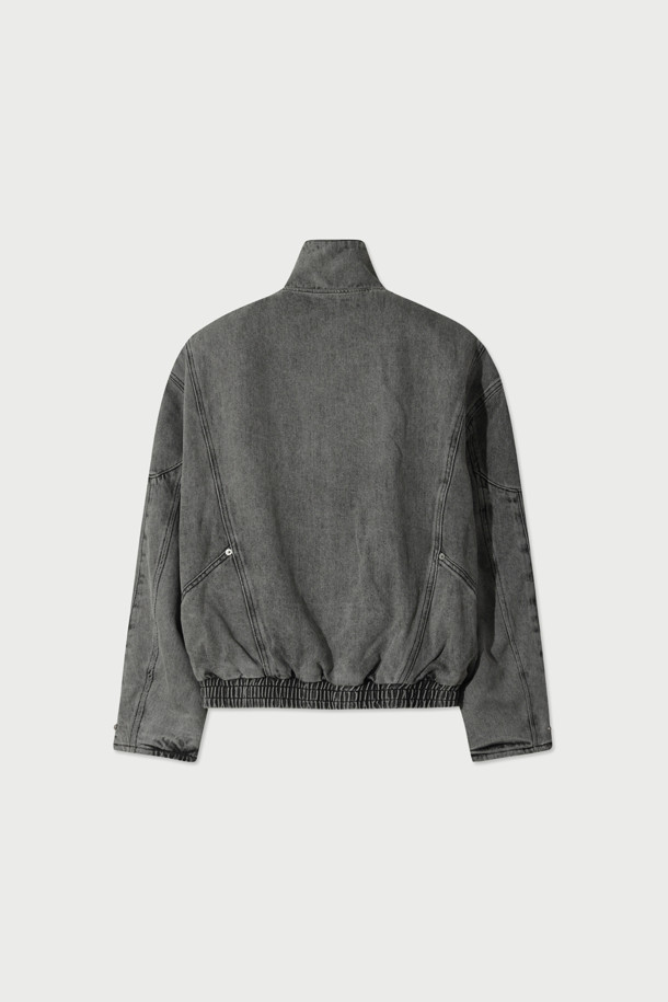 GISILO(지실로) 워시드 데님 바이크 점퍼는 캐주얼 및 스트릿 스타일을 즐기는 분들을 위한 아우터입니다. 그레이 컬러의 데님 소재에 워싱 처리하여 빈티지한 멋을 더했으며, 봄, 가을 간절기에 착용하기 좋습니다. 크롭 기장에 레귤러핏으로 제작되었으며, 집업 방식으로 간편하게 입고 벗을 수 있습니다. 사선 포켓과 바이크 스타일 절개가 특징이며, 폴리에스터와 면 혼방의 안감으로 편안한 착용감을 제공합니다. 긴 소매 기장의 데님 점퍼로 다양한 스타일 연출에 활용할 수 있습니다.
