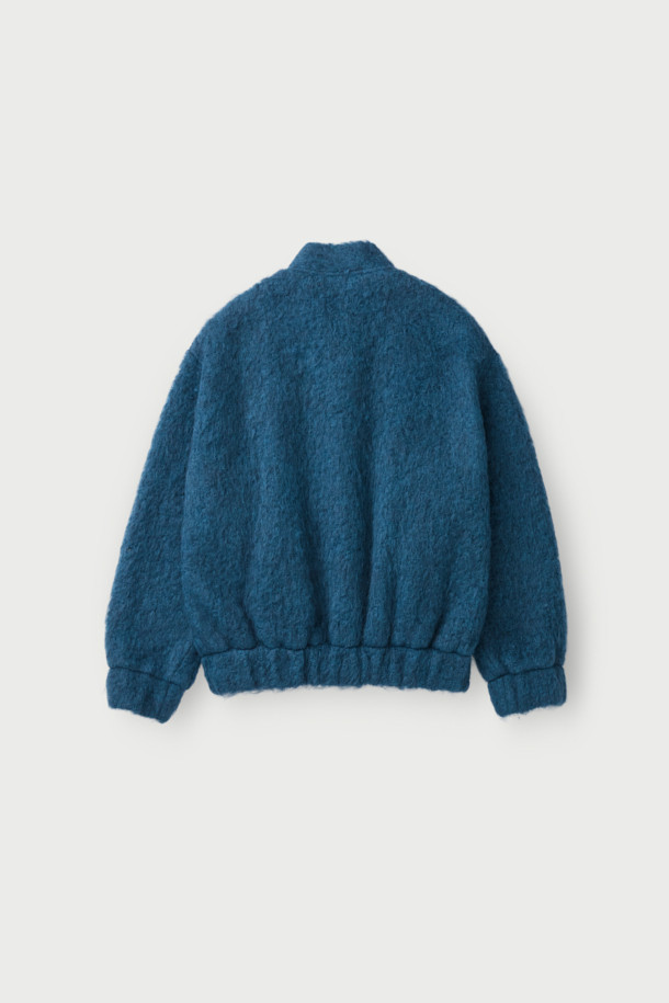 MAHIANASPE1 헤어리 봄버 재킷은 멜란지 베이지 컬러의 여성용 봄버 재킷입니다. 헤어리 울 블렌디드 소재로 제작되어 부드러운 촉감을 선사하며, 버튼 여밈 방식과 레귤러핏으로 편안하게 착용할 수 있습니다. 크롭 기장의 긴소매 디자인으로, 데이트룩과 봄 소풍룩에 스타일리시함을 더합니다. 클래식, 미니멀, 캐주얼 등 다양한 스타일에 매치하여 멋스러운 연출이 가능합니다. 안감은 아세테이트, 레이온, 면 혼방으로 제작되었습니다.
