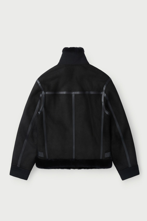 AYLLON(아이런) 시어링 블루종 점퍼는 겨울철 따뜻함과 스타일을 모두 갖춘 캐주얼 아우터입니다. 고급스러운 양가죽과 부드러운 시어링 소재를 사용하여 촉감이 뛰어나며, 두꺼운 두께감으로 뛰어난 보온성을 제공합니다. 레귤러핏 디자인에 무지 블랙 컬러로 어떤 스타일에도 쉽게 매치할 수 있으며, 집업 여밈 방식으로 편안하게 착용 가능합니다. 크롭 기장의 디자인은 트렌디함을 더하며, 긴 소매는 한겨울에도 따뜻하게 감싸줍니다. 미니멀하고 클래식한 스타일을 선호하는 분들께 추천하는 아이템입니다.
