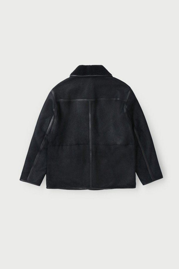 CORRI(코리) 중기장 투 포켓 시어링 재킷은 부드러운 양가죽 소재로 제작되어 뛰어난 착용감을 선사합니다. 블랙 컬러의 무지 디자인에 오버핏 실루엣으로 캐주얼하고 미니멀한 스타일을 연출합니다. 안감은 시어링으로 마감되어 한겨울에도 따뜻하게 착용 가능하며, 두꺼운 이너와 함께 레이어드하여 더욱 포근하게 즐길 수 있습니다. 투 포켓 디자인과 버튼 여밈으로 실용성을 높였으며, 데이트룩이나 연말 모임룩 등 다양한 TPO에 활용 가능합니다. 클래식한 무드까지 더해져 소장 가치를 더하는 아이템입니다.
