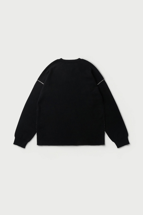 JODIE(조디) 오비핏 라운드넥 니트는 가을, 겨울 시즌 남성 고객을 위한 베이직 스타일의 니트입니다. 부드러운 촉감의 모, 면, 나일론, 폴리우레탄 혼방 소재를 사용하여 제작되었으며, 두꺼운 두께감으로 보온성을 높였습니다. 무지(無地) 디자인에 라운드넥, 긴소매, 오버핏으로 편안하고 세련된 핏을 연출합니다. 겨울철 데일리룩, 출근룩 등 다양한 시간과 장소와 상황에 활용 가능하며, 클래식, 미니멀, 캐주얼 스타일을 즐기는 분들께 추천합니다. 베스트셀링 제품으로 많은 사랑을 받고 있습니다.