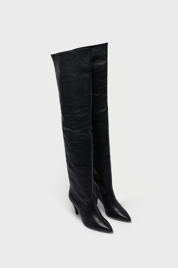 STONE(스톤) 오버핏 롱 부츠는 여성만을 위한 신발입니다. 부드러운 양가죽과 천연가죽 소재로 제작되어 고급스러운 핏을 선사하며, 무릎 위 기장으로 다리가 길어 보이는 효과를 줍니다. 슬림하고 포인티드한 앞코 디자인과 콘힐 굽은 클래식, 미니멀, 시크한 스타일을 완성합니다. 지퍼 없이 슬립온 형태로 편안하게 착용 가능하며, 데이트룩, 모임룩, 연말 모임룩 등 다양한 TPO에 활용하기 좋습니다. 자연스러운 주름이 멋스러운 포인트를 더합니다.
