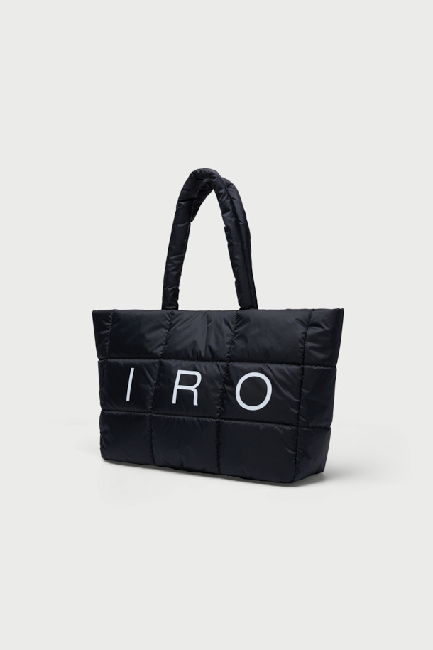 IRO(아이로) 패딩백은 블랙 컬러의 미디엄 사이즈 패딩백으로, 여성 고객을 위해 디자인되었습니다. 가볍고 폭신한 패딩 디자인이 특징이며, IRO(아이로) 로고 패턴으로 포인트를 더했습니다. 나일론 소재로 제작되어 캐주얼한 무드를 연출하며, 지퍼형 잠금 방식으로 내용물을 안전하게 보관할 수 있습니다. 출근룩, 모임룩, 여행룩 등 다양한 TPO에 활용 가능한 실용적인 아이템으로, 미니멀하고 시크한 스타일을 완성해 보세요.
