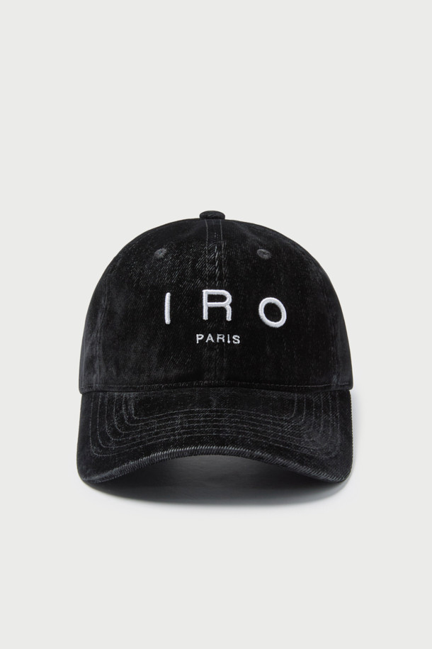 TROYES IRO (트로이스 이로) 로고 자수 벨벳 데님 볼캡은 캐주얼, 미니멀, 클래식 스타일을 모두 아우르는 공용 모자입니다. 블랙 컬러에 면, 벨벳, 데님 소재를 믹스하여 부드러운 촉감을 선사하며 사계절 내내 착용하기 좋습니다. 일반적인 모자 깊이와 챙 넓이로 편안한 착용감을 제공하며, 벨벳 소재와 로고 자수 디테일이 돋보입니다. 데님 소재와 벨벳의 조화가 세련된 분위기를 연출하는 볼캡입니다.
