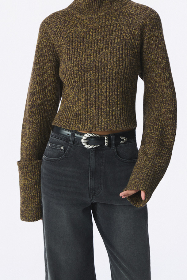 EMBELLA BABY(엠벨라 베이비) 벨트는 천연 소가죽 소재로 제작되어 부드러운 질감과 고급스러운 착용감을 선사합니다. 블랙 컬러의 무지 디자인으로, 출근룩이나 비즈니스 캐주얼 등 다양한 TPO에 활용하기 좋습니다. 메탈 스퀘어 버클과 5개의 홀 디테일이 세련된 포인트를 더하며, 2.5cm 너비로 제작되어 캐주얼, 클래식, 미니멀 스타일 모두 소화 가능합니다. 사이즈 조절 기능으로 편안하게 착용할 수 있으며, 사계절 내내 활용 가능한 실용적인 아이템입니다.
