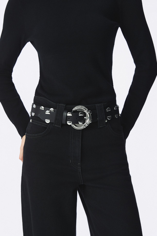 IRO(아이로) 스터드 벨트는 여성스러운 캐주얼 스타일을 완성하는 벨트입니다. 부드러운 소가죽 소재에 블랙 컬러로 시크함을 더했으며, 촘촘하게 박힌 스터드/찡 장식이 돋보입니다. 버클 여밈 방식으로 간편하게 착용 가능하며, 사이즈 조절이 용이하여 편안한 착용감을 제공합니다. 데일리룩에 포인트 아이템으로 활용하여 개성 있는 스타일을 연출해보세요.
