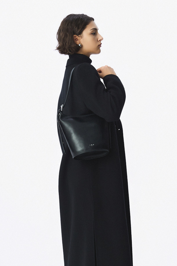 SMALL ZYKE (스몰 자이크) 토트백은 부드러운 천연 소가죽 소재의 여성용 토트백입니다. 심플한 무지 디자인에 블랙 컬러로, 출근룩과 모임룩 등 다양한 TPO에 활용하기 좋습니다. 끈 조절이 가능한 원통형 디자인으로, 시크하고 미니멀한 스타일을 연출합니다. 상단 지퍼 잠금 방식이며, 내부에는 폴리에스터 안감이 덧대어져 실용성을 더했습니다.
