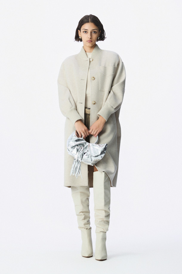 SUNBAG FRANGES(선백 프란지) 프린지 핸드백은 여성스러운 매력을 강조하는 실버 컬러의 핸드백입니다. 천연 가죽과 소가죽 소재로 제작되어 고급스러움을 더하며, 넉넉한 수납공간을 제공합니다. 덤플링 쉐입에 프린지 장식과 메탈 라운드 링 핸들이 시크하면서도 세련된 포인트를 선사합니다. 안감은 면 100%로 마감되었으며, 유동적인 쉐잎과 마그네틱형 잠금 방식으로 편안하게 사용 가능합니다. 데이트룩, 모임룩, 소개팅룩 등 다양한 TPO에 클래식, 미니멀, 시크 스타일을 연출하기 좋습니다.
