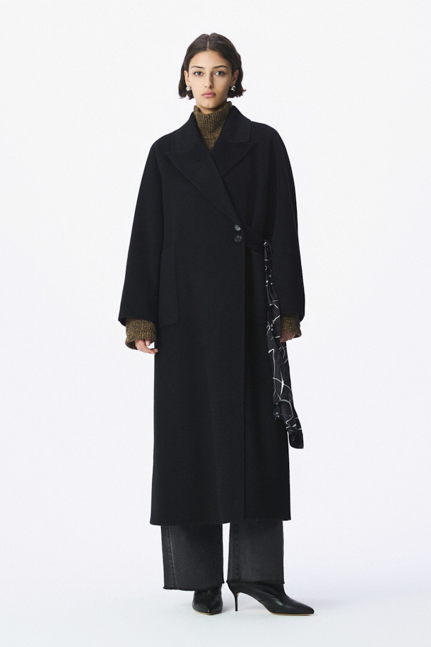 ROVE(로브) 반더블 코트는 여성 고객을 위한 가을, 겨울용 아우터입니다. 블랙 색상의 롱 기장 코트로, 부드러운 촉감의 모, 나일론, 캐시미어 혼방 소재로 제작되었습니다. 클래식하고 미니멀한 스타일을 추구하며, 허리 벨트와 더블 버튼 여밈으로 포인트를 더했습니다. 루즈핏으로 편안하게 착용 가능하며, 출근룩, 오피스룩, 모임룩 등 다양한 TPO에 활용할 수 있습니다. 긴 소매 기장의 무지 디자인으로 시크한 분위기를 연출합니다.
