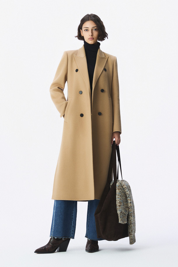 CLASSICO(클라시코) 핸드메이드 더블 코트는 여성스러운 실루엣을 강조하는 클래식 스타일의 롱 코트입니다. 부드러운 털과 캐시미어 혼방 소재로 제작되어 뛰어난 촉감과 보온성을 자랑하며, 가을과 겨울, 두 계절에 걸쳐 활용 가능합니다. 레귤러핏으로 제작되었으며, 숄더 패드가 내장되어 있어 세련된 핏을 연출합니다. 안감은 폴리에스터와 레이온 혼방으로 마감하여 편안한 착용감을 선사하며, 오피스룩, 출근룩, 모임룩 등 다양한 시간과 장소와 상황에 활용하기 좋습니다. 베이지 컬러의 무지 디자인으로 미니멀하고 시크한 스타일을 완성할 수 있습니다.