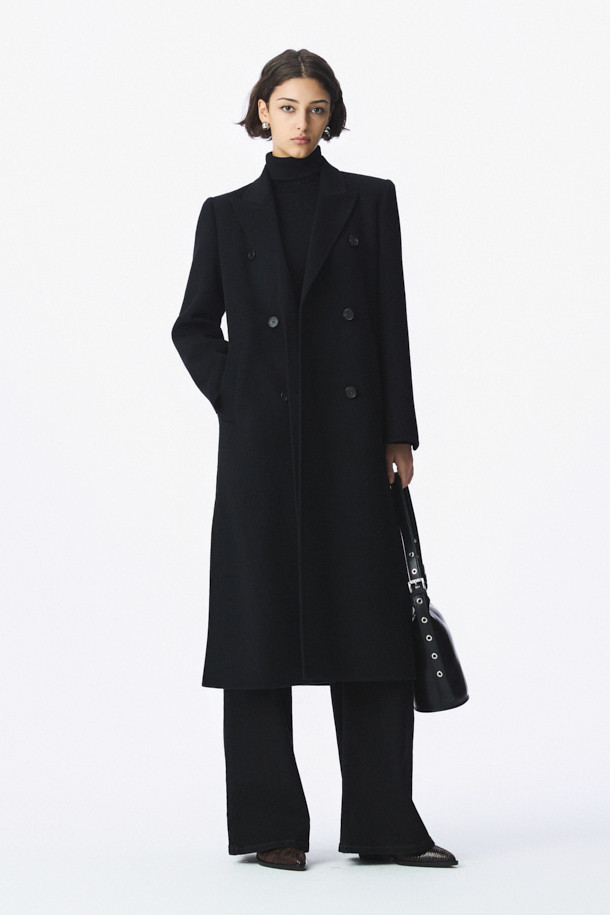 CLASSICO (클라시코) 핸드메이드 더블 코트는 여성용 블랙 컬러의 롱 기장 더블 코트입니다. 가을, 겨울 시즌에 어울리는 두꺼운 두께감과 부드러운 촉감의 모, 캐시미어 혼방 소재로 제작되어 고급스러운 착용감을 선사합니다. 숄더 패드가 내장되어 클래식한 실루엣을 강조하며, 안감은 폴리에스터와 레이온 혼방으로 마감되었습니다. 오피스룩, 출근룩, 모임룩 등 다양한 TPO에 활용 가능하며, 클래식, 미니멀, 시크한 스타일을 연출하기 좋습니다.
