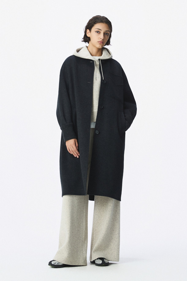 VUIT(뷔) 니트 하이브리드 코트는 캐주얼한 스타일을 추구하는 분들을 위한 봄 시즌 아우터입니다. 블랙 색상의 무지 디자인으로, 루즈핏과 드롭숄더, 니트 밴드, 사이드 포켓 디테일이 특징입니다. 모, 레이온, 면 혼방 소재로 제작되어 부드러운 촉감과 편안한 착용감을 제공합니다. 긴 소매 기장의 봄버 코트 스타일로, 봄 소풍룩에 적합하며 미니멀한 스타일을 연출하기 좋습니다.
