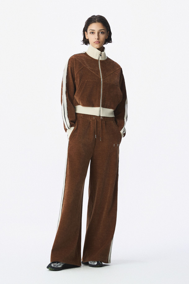 TRILLA 2.0 트랙 재킷은 여성용 아우터로, 봄/가을 계절에 활용하기 좋은 얇은 두께의 블루종 스타일 트랙 재킷입니다. 브라운 컬러에 하이넥 디자인과 옆선 로고 테이핑 디테일이 스포티하면서도 캐주얼한 무드를 연출합니다. 레귤러핏으로 제작되었으며, 집업 방식으로 간편하게 착용할 수 있습니다. 일상, 산책, 여행 등 다양한 TPO에 스타일리시하게 매치하여 캐주얼, 스포티, 미니멀 스타일을 완성할 수 있습니다. 긴 소매 기장의 폴리에스테르와 폴리우레탄 혼방 소재로 제작되었습니다.
