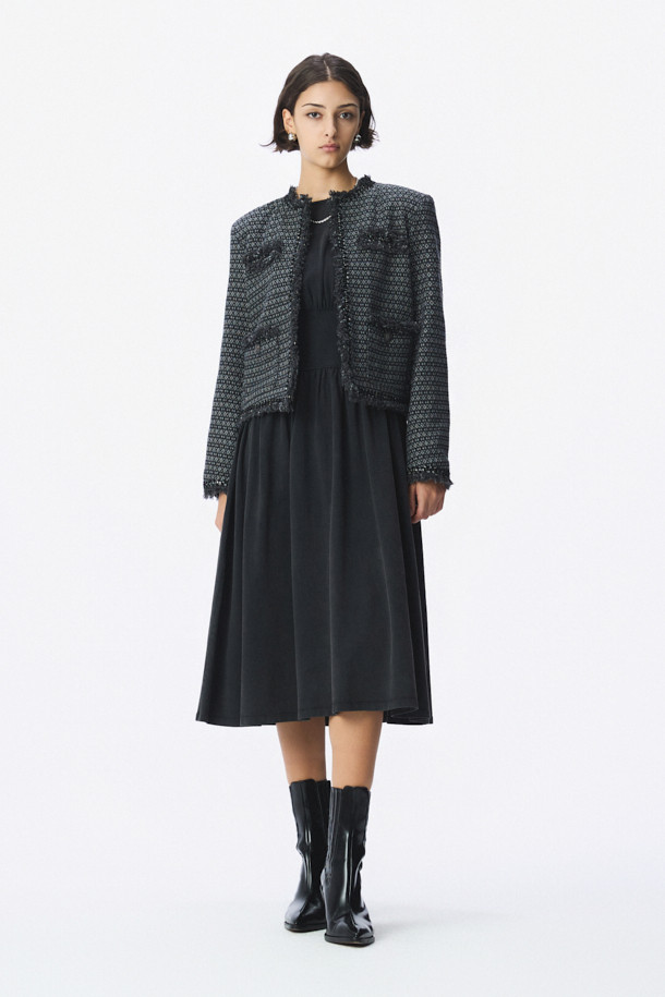 TWEEDY(트위디) 데님 자켓은 여성스러운 스타일을 연출하는 블랙 컬러의 크롭 기장 데님 자켓입니다. 빈티지하고 캐주얼한 매력을 더하는 트위드 패턴과 오픈형 디자인, 레귤러핏으로 편안한 착용감을 선사합니다. 봄, 가을 시즌에 활용하기 좋으며, 데이트룩과 모임룩에 세련된 포인트를 더할 수 있습니다. 면, 폴리에스터, 레이온 혼방의 중간 두께감으로 제작되었으며, 사이드 포켓과 올 풀림 디테일로 독특한 개성을 강조합니다. 긴 소매와 오픈형 코트 타입으로 다양한 스타일을 연출할 수 있습니다.
