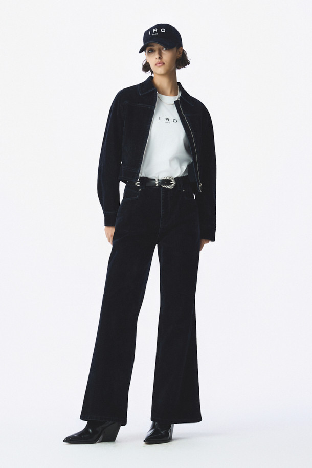 벨벳 데님 트러커는 부드러운 촉감의 데님 소재와 레이온, 면, 폴리우레탄을 혼방하여 제작된 아우터입니다. 빈티지 스타일의 무지 디자인으로, 브러시 효과와 절개선 디테일이 돋보입니다. 지퍼형 여밈 방식과 긴소매, 밑단 여밈 및 핏 조절 기능으로 편안한 착용감을 선사합니다. 데이트룩, 모임룩, 캐주얼 및 미니멀 스타일을 원하는 분들께 추천합니다. 옆면 포켓과 소매 버튼 디테일이 실용성을 더합니다.
