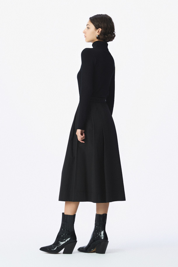 ALINE(아린) 이밴드 플리츠 스커트는 여성용 플리츠 스커트입니다. A라인 핏으로 제작되었으며, 허리 부분에 이밴드를 적용하여 편안한 착용감을 선사합니다. 베이직한 디자인과 블랙 컬러로 다양한 스타일 연출이 가능하며, 면 안감과 폴리에스터, 면 혼방 소재로 사계절 내내 활용할 수 있습니다. 출근룩과 모임룩 모두에 잘 어울리며, 미니멀, 클래식, 캐주얼 스타일을 즐기는 분들께 추천합니다. 허리 부분의 로고 디테일이 돋보이는 디자인입니다.
