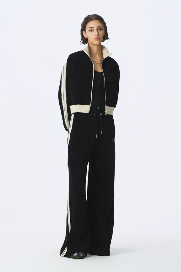 TRILLO 2.0 트랙 팬츠는 일상과 스포츠 활동 모두에 적합한 남녀 공용 트랙 팬츠입니다. 루즈핏으로 편안한 착용감을 제공하며, 봄, 여름 시즌에 적합한 얇은 두께감의 폴리에스터, 폴리우레탄 혼방 소재로 제작되었습니다. 허리 드로스트링으로 사이즈 조절이 용이하며, 옆선 로고 테잎 디테일이 스포티하고 캐주얼한 스타일을 연출합니다. 특히, 베스트셀러 제품으로 많은 사랑을 받고 있는 블랙 컬러의 트랙 팬츠입니다.
