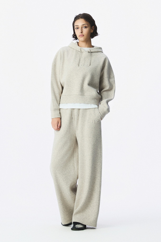 LAIN(레인) 울저지 팬츠는 여성용으로, 가을과 겨울에 따뜻하게 입을 수 있는 긴 기장의 바지입니다. 부드러운 촉감의 울저지 소재에 면, 나일론을 혼방하여 편안한 착용감을 선사합니다. 베이직하고 캐주얼한 스타일로, 와이드 핏과 루즈핏으로 디자인되어 편안함을 더했습니다. 무지 패턴의 그레이 컬러로 다양한 상의와 매치하기 쉬우며, 밴딩 처리되어 활동성을 높였습니다. 스웻팬츠 스타일로 편안하면서도 스타일리시하게 연출할 수 있습니다.
