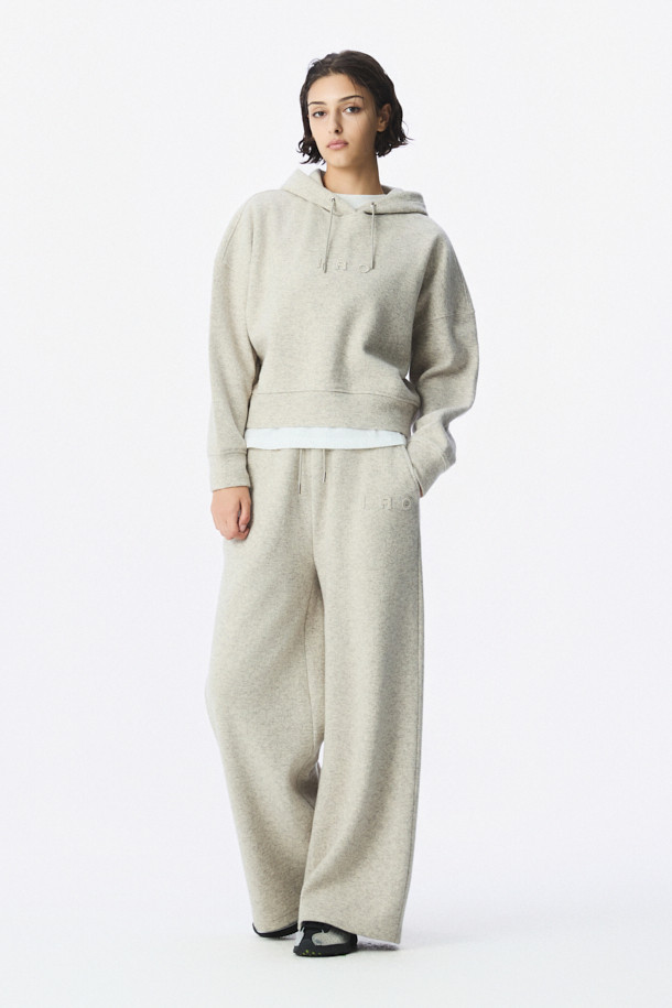 LAINE(레인) 울 저지 후디는 부드러운 촉감의 모, 면, 나일론 혼방 소재로 제작되어 가을과 겨울에 따뜻하게 착용하기 좋은 여성 후디입니다. 캐주얼하고 베이직한 스타일로, 집콕룩이나 산책룩 등 편안한 일상에 잘 어울립니다. 오버핏 디자인에 후드 네크라인으로 편안함을 더했으며, 두꺼운 두께감으로 보온성을 높였습니다. 그레이 컬러에 IRO 자수 로고가 포인트로 들어가 미니멀하고 클래식한 스타일을 연출합니다. 긴 소매 기장으로 활동성을 높인 데일리 후디입니다.
