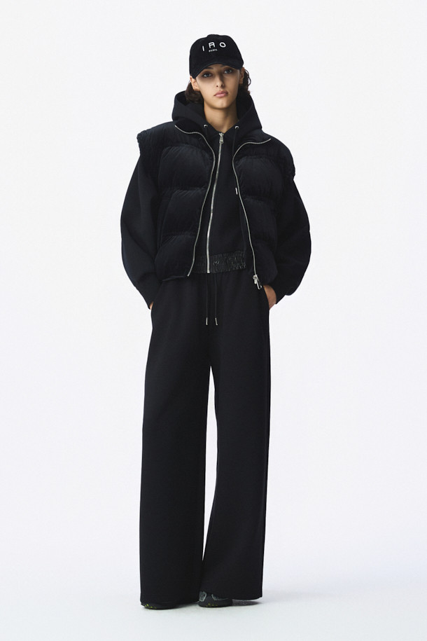 블랙 컬러의 'VELVET' 베스트입니다. 부드러운 촉감의 폴리에스터, 폴리우레탄 혼방 소재로 제작되어 가을, 겨울 시즌에 따뜻하게 착용할 수 있습니다. 두꺼운 두께감과 오버핏 디자인으로 캐주얼하고 미니멀한 스타일을 연출하며, 캠핑룩에도 잘 어울립니다. 집업 여밈 방식에 민소매 디자인, 드롭 숄더, 사이드 포켓과 스토퍼 조임 디테일이 특징입니다. 안감은 폴리에스터로 마감되었습니다.
