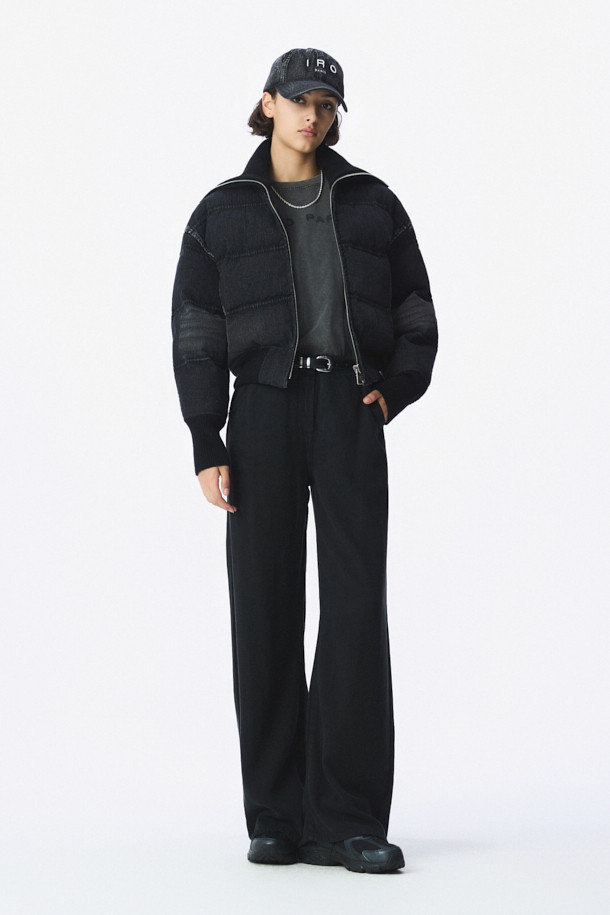 CHANE(샤넬) 데님 다운 점퍼는 여성용 아우터로, 겨울철 캐주얼 스타일을 연출하기에 적합합니다. 블랙 컬러의 무지 디자인에 크롭 기장으로 세련된 핏을 선사하며, 집업 스타일로 간편하게 착용할 수 있습니다. 데님과 면 소재의 조화로 제작되어 두꺼운 두께감을 자랑하며, 폴리에스터와 레이온 안감으로 보온성을 높였습니다. 니트 밴드와 사이드 포켓 디테일이 돋보이는 롱 슬리브 다운 재킷입니다.
