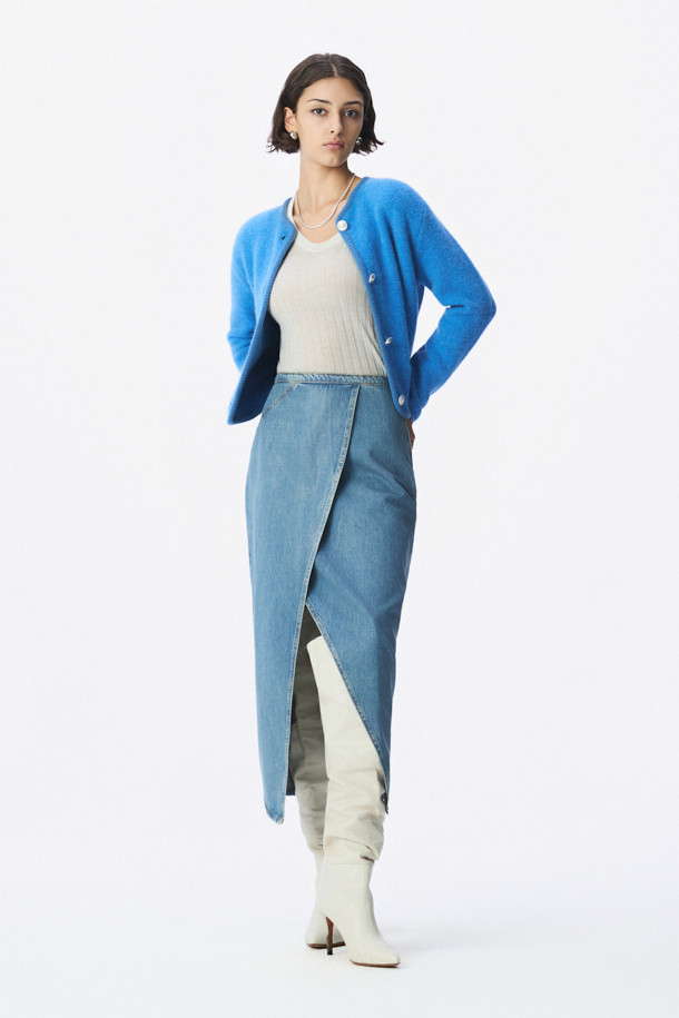 RONDE (론드) 니트 라운드 넥 재킷은 여성의 가을, 겨울 스타일을 책임지는 베이직하고 캐주얼한 무드의 상의입니다. 슬림핏과 레귤러핏으로 출시되어 다양한 체형에 자연스럽게 어울리며, 롱 기장으로 포근함을 더했습니다. 부드러운 촉감의 알파카, 아크릴, 나일론, 폴리우레탄 혼방 소재로 제작되어 편안한 착용감을 선사합니다. 라운드넥 디자인에 텍스쳐 바인딩 디테일과 IRO (아이로) 각인 버튼으로 포인트를 더했으며, 단독 또는 이너로 활용하여 출근룩, 모임룩 등 TPO에 맞는 클래식, 미니멀, 캐주얼 스타일을 연출할 수 있습니다. 무지 디자인의 블루 컬러가 세련된 분위기를 자아내는 긴소매 두꺼운 니트 재킷입니다.
