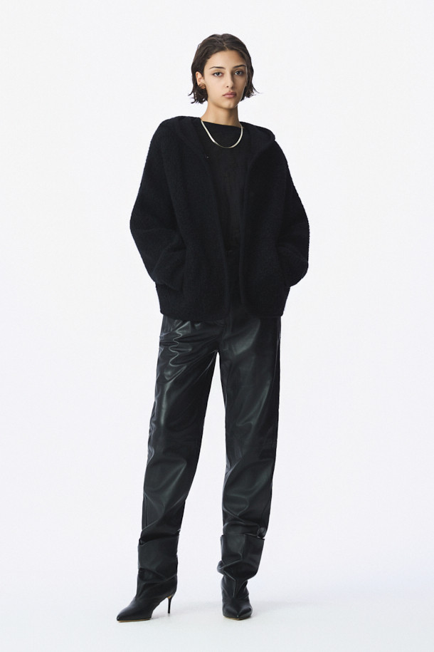 COUP DE (쿠 드) 니트 후드 재킷은 가을과 겨울, 일상에서 편안하게 착용하기 좋은 여성용 상의입니다. 부드러운 촉감의 나일론, 모, 모헤어, 폴리우레탄 혼방 소재로 제작되어 뛰어난 보온성을 제공합니다. 캐주얼, 미니멀, 클래식 스타일을 아우르며, 오버핏으로 편안하게 떨어지는 핏과 드롭숄더 디자인이 특징입니다. 블랙 색상의 무지 디자인에 후드 네크라인과 긴 소매, 바인딩 디테일을 더해 미니멀한 무드를 연출합니다. 집콕룩, 산책룩 등 다양한 TPO에 활용할 수 있는 실용적인 아이템입니다.
