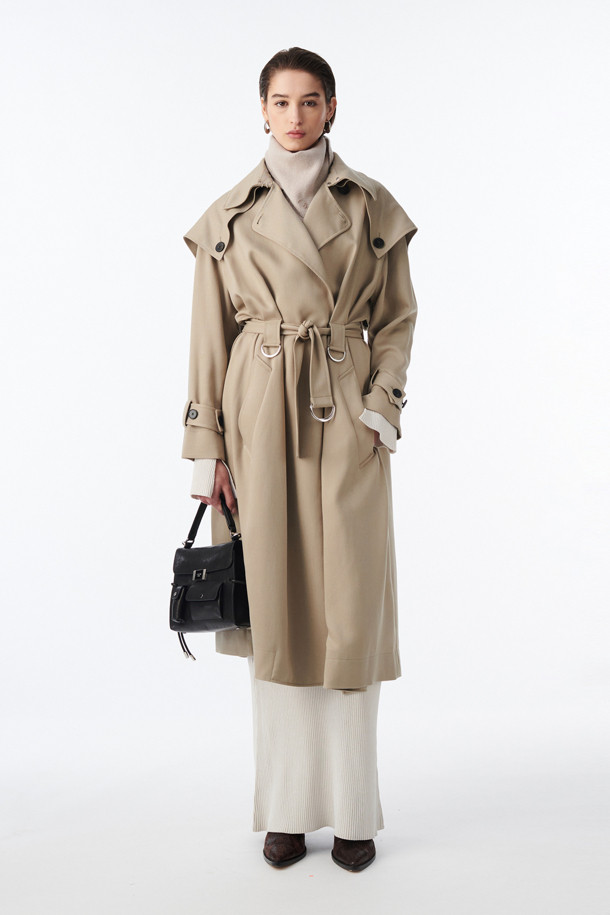 **QARO(카로) 케이프 트렌치 코트**

부드러운 리오셀 소재로 제작되어 봄, 가을에 착용하기 좋은 QARO(카로) 케이프 트렌치 코트입니다. 베이직하고 클래식한 디자인으로, 데이트룩, 오피스룩, 가을 나들이룩 등 다양한 TPO에 활용할 수 있습니다. 롱 기장의 루즈핏으로 편안한 착용감을 선사하며, 허리 벨트와 소매 벨트로 스타일을 연출할 수 있습니다. 무지 디자인에 케이프 타입으로 세련된 포인트를 더했으며, 사이드 포켓이 있어 실용적입니다. 안감은 레이온과 면 혼방으로 제작되었습니다.
