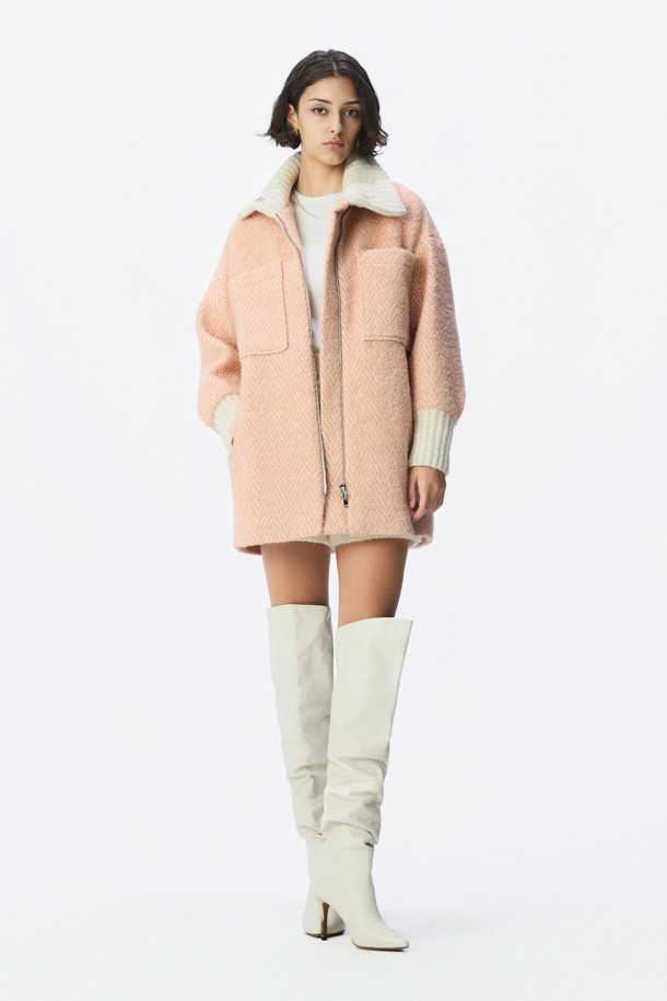 SANABSPE(사납스페) 하이넥 부클 코트는 포근하고 따뜻한 겨울을 위한 필수 아이템입니다. 핑크 컬러의 부클 소재가 사랑스러운 분위기를 연출하며, 오버핏 디자인으로 편안한 착용감을 선사합니다. 하이넥 디자인과 집업 여밈 방식으로 보온성을 높였으며, 플랫 포켓과 사이드 히든 포켓으로 실용성을 더했습니다. 모, 아크릴, 폴리에스터, 나일론, 레이온 등 다양한 소재 혼방으로 부드러운 촉감과 우수한 보온성을 자랑합니다. 데이트룩, 클래식, 미니멀, 캐주얼 등 다양한 스타일 연출에 활용 가능한 니트 코트입니다.
