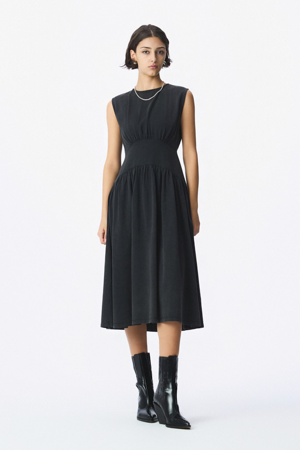 NEVATASPE (네바타스페) 저지 셔링 드레스는 여성 고객을 위한 모던 스타일의 슬리브리스 원피스입니다. 블랙 컬러의 면 소재로 제작되어 부드러운 촉감을 선사하며, 봄, 여름 시즌에 적합합니다. 라운드넥 디자인에 허리 셔링 디테일, 와이드 암홀, A라인 플레어 치마핏으로 아워글라스 실루엣을 연출합니다. 뒷지퍼 여밈으로 편안하게 착용 가능하며, 데이트룩 또는 모임룩에 미니멀, 클래식, 시크한 무드를 더해줍니다. 슬림핏 디자인으로 여성스러운 라인을 강조합니다.
