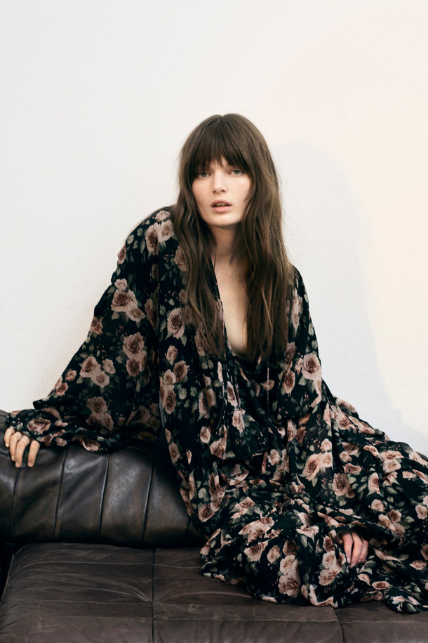 **LEANDRE(리앤드레) 플로럴 러플 드레스**는 여성스러운 무드를 연출하는 플라워 패턴의 롱 슬리브 러플 드레스입니다. 부드러운 레이온 소재와 얇은 두께감으로 봄, 여름 시즌에 시원하게 착용 가능하며, 루즈핏으로 편안한 착용감을 선사합니다. 드롭숄더와 벌룬 소매, 러플 디테일, 플레어 스커트가 우아하고 페미닌한 분위기를 더하며, 시스루 디자인과 스트링넥으로 포인트를 더했습니다. 데이트룩, 모임룩, 휴가룩 등 다양한 TPO에 로맨틱하고 클래식한 스타일로 연출해보세요. 블랙과 브라운 두 가지 색상으로 만나볼 수 있습니다.
