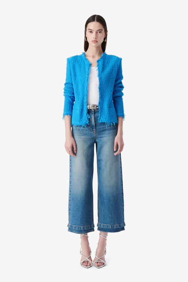 SHAVANI(샤바니) 트위드 가디건은 여성 고객을 위한 아우터입니다. 블루 컬러의 슬림핏 가디건으로, 봄, 가을에 얇게 걸치기 좋습니다. 면과 나일론 혼방 소재로 제작되어 부드러운 촉감을 선사하며, 엘레강스하고 우아한 스타일을 연출합니다. 긴 소매와 오픈 스타일, 프린지 디테일이 특징이며, 어깨 패드와 사이드 포켓이 있어 실용성을 더했습니다. 데이트룩, 모임룩, 카페룩, 클래식, 미니멀, 로맨틱 스타일과 잘 어울립니다.
