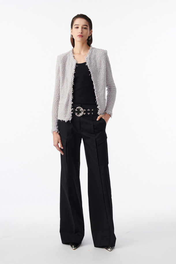 SHAVANI(샤바니) 트위드 가디건은 여성 고객을 위한 엘레강스하고 클래식한 무드의 아우터입니다. 봄, 가을 시즌에 착용하기 적합하며, 부드러운 촉감의 면과 나일론 혼방 소재로 제작되었습니다. 슬림핏의 레귤러 기장이며, 오픈 스타일로 편안하게 착용할 수 있습니다. 그레이 컬러의 트위드 패턴과 프린지 디테일이 특징이며, 어깨 패드와 사이드 포켓이 있어 실용성을 더했습니다. 데이트룩, 카페룩, 모임룩 등 다양한 TPO에 클래식, 미니멀, 시크 스타일로 연출하기 좋습니다.
