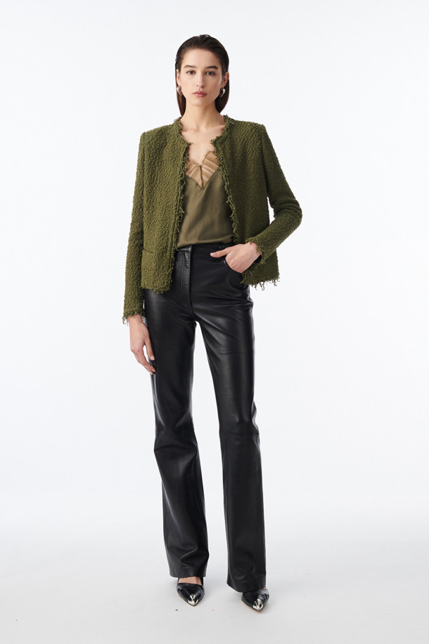 샤바니 트위드 가디건은 여성스러운 실루엣을 연출하는 슬림핏 가디건입니다. 올리브 그린과 블랙 두 가지 색상으로 출시되었으며, 면과 나일론 혼방 소재로 제작되어 부드러운 촉감을 선사합니다. 봄, 가을 시즌에 적합하며, 중간 두께감으로 간절기에도 활용하기 좋습니다. 클래식하고 엘레강스한 무드를 자아내 데이트룩, 모임룩, 카페룩 등 다양한 TPO에 매치하기 좋으며, 프린지 디테일, 사이드 포켓, 어깨 패드로 포인트를 더했습니다. 오픈 스타일의 크롭 기장 가디건으로, 미니멀, 시크 스타일을 즐기는 분들께 추천합니다.
