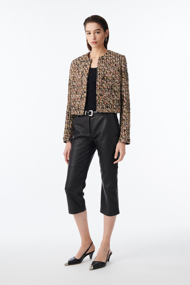 세련된 무드의 WANNY 트위드 재킷입니다. 멀티컬러와 메탈릭 컬러의 조화가 돋보이며, 봄, 가을에 입기 좋은 두꺼운 두께감의 숏 기장 자켓입니다. 클래식하고 엘레강스한 스타일을 연출하며, 오픈형 디자인에 래귤러핏으로 편안하게 착용 가능합니다. 데이트룩, 모임룩, 오피스룩 등 다양한 TPO에 활용할 수 있으며, 클래식, 미니멀, 시크한 스타일을 선호하는 여성분들께 추천합니다. 폴리에스터, 아크릴, 면, 나일론, 모, 금속섬유, 레이온, 그리고 면 안감으로 제작되어 고급스러운 촉감을 선사합니다.
