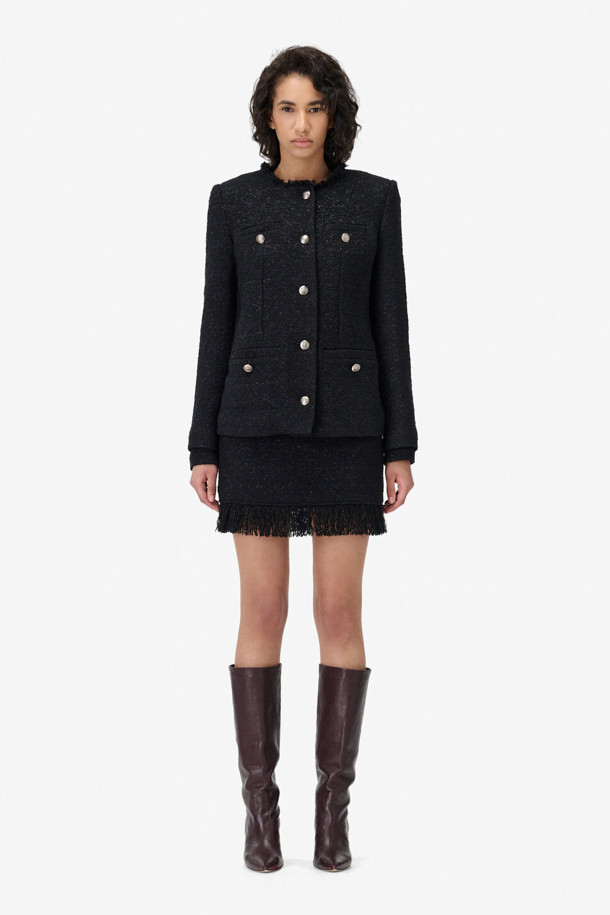 'TINELI (티넬리)' 클래식 롱 트위드 재킷은 여성의 우아함을 돋보이게 해주는 블랙 컬러의 롱 기장 아우터입니다. 봄, 가을에 착용하기 좋으며, 클래식한 무드를 연출하는 슬림핏 디자인입니다. 아크릴, 모, 면, 폴리에스터, 나일론 등 다양한 소재를 혼방하여 두께감 있는 따뜻함을 제공합니다. 버튼으로 여미는 방식이며, 프린지 디테일과 4개의 포켓, 은은한 광택감이 특징입니다. 오피스룩, 모임룩, 데이트룩 등 다양한 TPO에 클래식, 미니멀, 시크한 스타일을 더해 세련된 룩을 완성해보세요.
