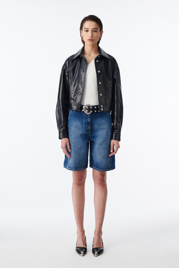 THELIO(델리오) 트러커 가죽 재킷은 일상, 데이트룩, 모임룩에 모두 잘 어울리는 캐주얼 스타일의 간절기용 아우터입니다. 부드러운 소가죽과 레이온 안감으로 제작되어 얇고 가벼운 착용감을 선사하며, 레귤러핏과 크롭 기장으로 세련된 핏을 연출합니다. 셔츠형 디자인에 스냅 버튼 여밈 방식, 그리고 은은한 광택감이 돋보여 미니멀, 클래식한 스타일을 선호하는 분들께 추천합니다. 무지 디자인으로 어떤 옷에도 쉽게 매치할 수 있어 활용도가 높습니다.
