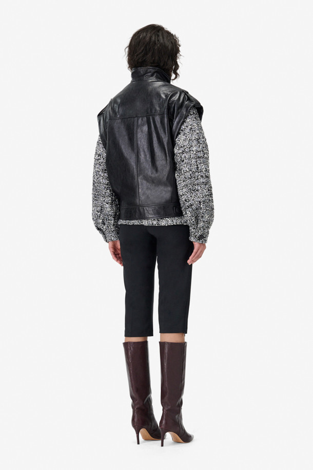 **JASPER(재스퍼) 하이넥 가죽 베스트**는 모던한 스타일을 추구하는 당신을 위한 완벽한 아이템입니다. 부드러운 천연 가죽 소재에 블랙 컬러, 무지 패턴으로 시크하면서도 미니멀한 분위기를 연출합니다. 견장 디테일과 사이드 포켓이 디자인의 포인트를 더하며, 봄, 가을 시즌 데이트룩, 모임룩, 출근룩 등 다양한 TPO에 활용 가능합니다. 오버핏으로 편안함과 스타일리시함을 동시에 잡았으며, 스냅 및 지퍼 여밈으로 간편하게 착용할 수 있습니다. 안감은 레이온 소재로 제작되어 부드러운 촉감을 선사합니다.
